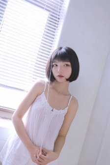 和妈妈在家里做运动的